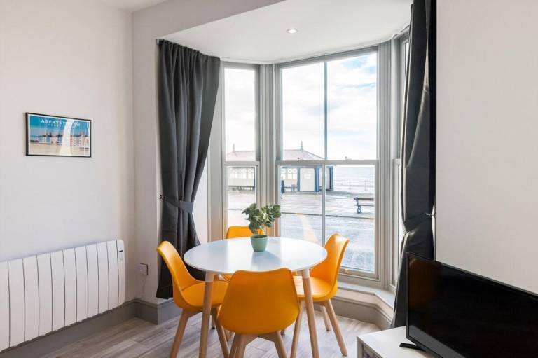 New central seafront apartment- stunning sea views — photo 3