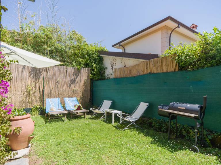Rental apartment with yard, patio & grill — photo 4
