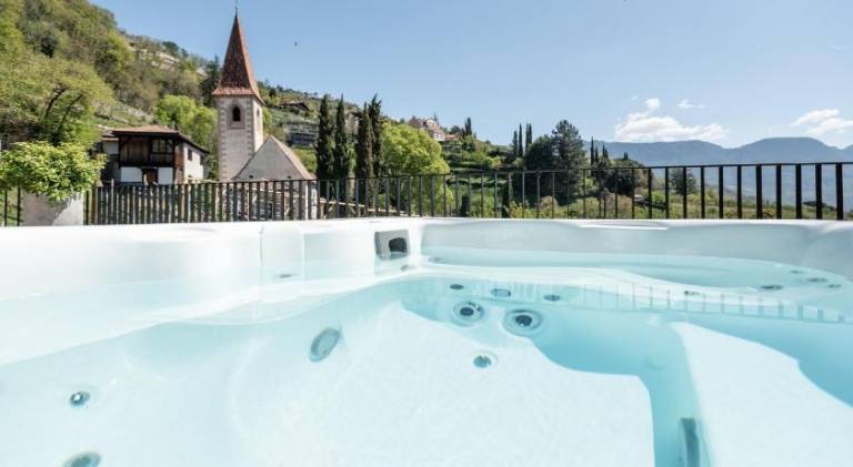 Holiday apartment with garden, jacuzzi & patio — photo 2