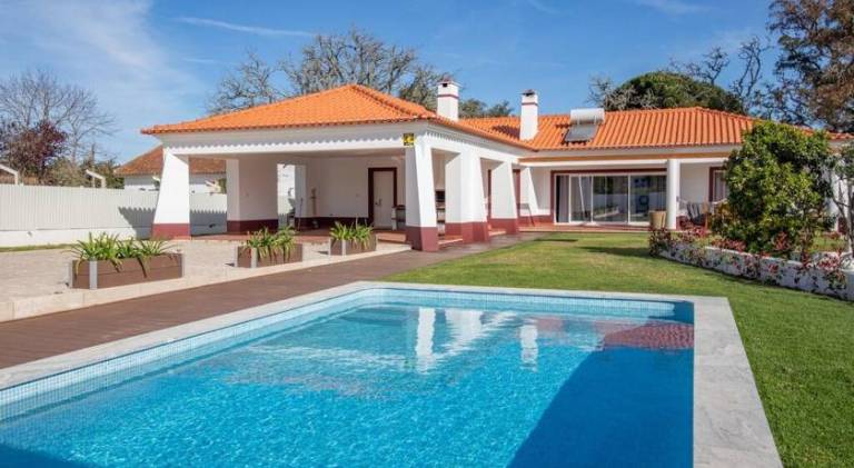 Vacation home with pool in Setubal
