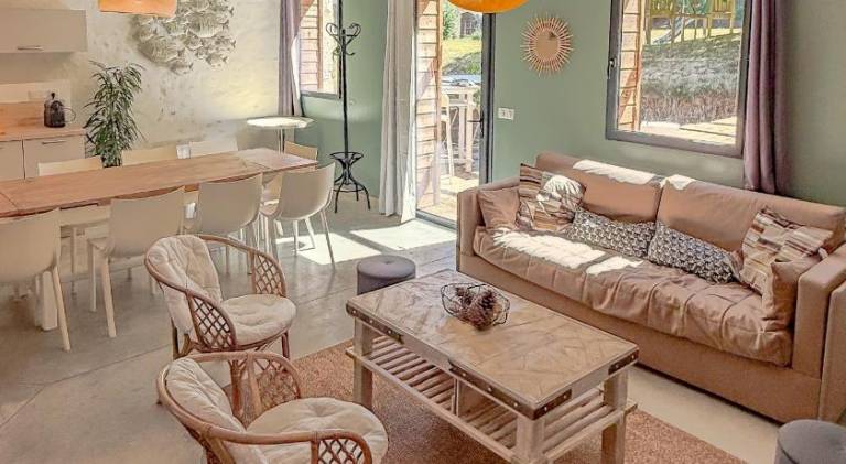 Pleasant vacation home with pool, terrace & yard | Pet-friendly — photo 3