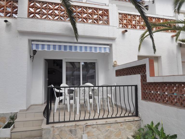 Cozy house 1min from the beach with terrace and parking in L'Escala