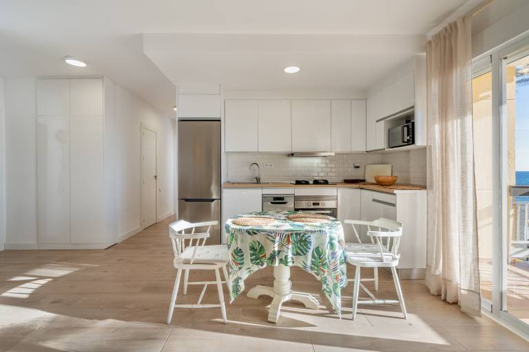 Apartment 'Primera Linea De Playa' with Sea View, Wi-Fi and Air Conditioning — photo 2