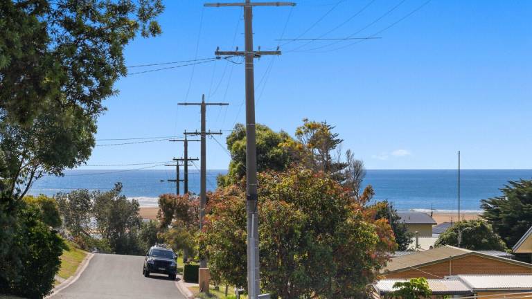 House Lake Tyers Beach