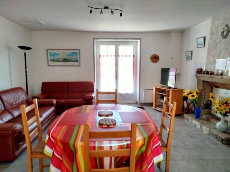 Charming Renovated Home - 3 Bedrooms, Garden, Parking - 15 min Walk to Beach, Shops Nearby — photo 3