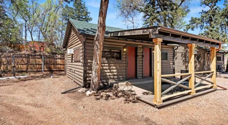 House with 2 rooms for 5 persons in Colorado Springs, CO