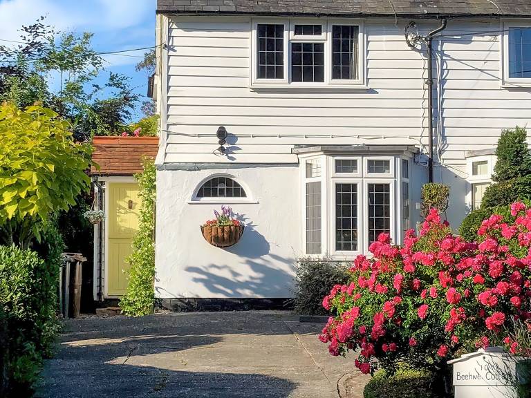 Cottage with barbeque & garden | River view in Ashford