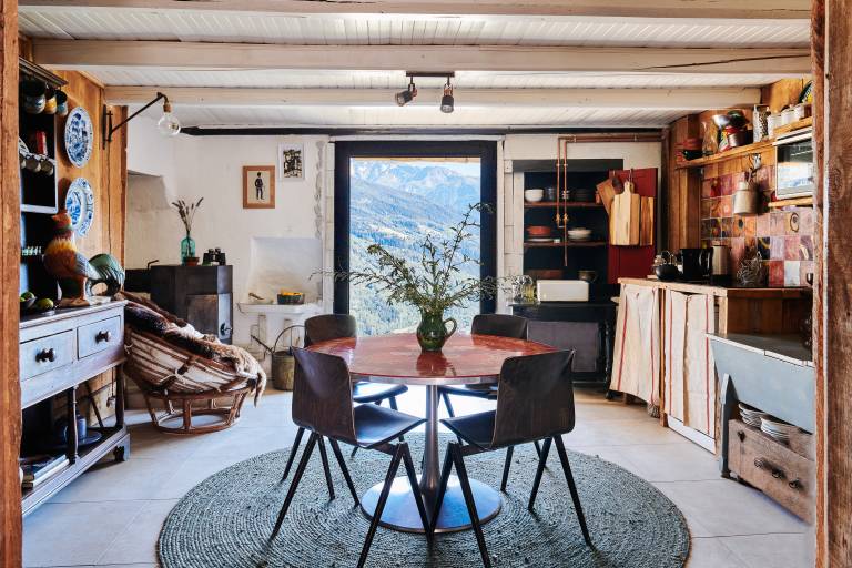 Cozy Alpine chalet in the mountain with Hot tub and dog welcome — photo 2