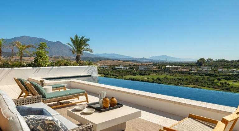 Fully equipped big villa with patio, grill & garden | Good for workation | Pet-friendly in Estepona
