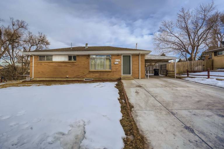 Family-oriented house with yard | Pets are welcome — photo 3