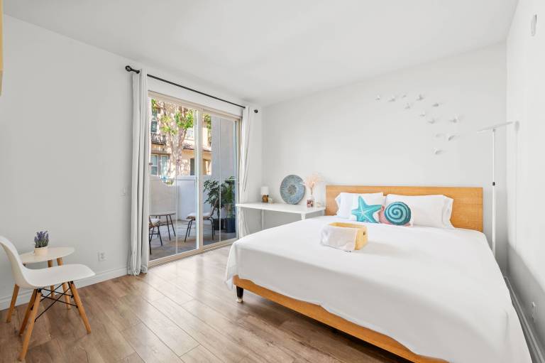 Private Entry Cozy Suite w Patio Bath Kitchenette