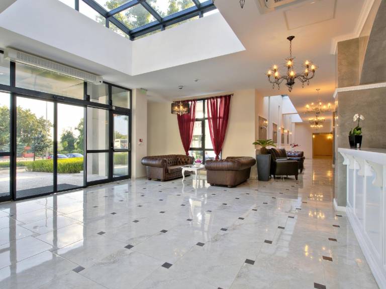 Child-friendly serviced apartment with hot tub, yard & pool | Pets are welcome — photo 4
