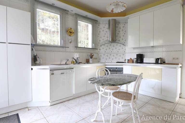 Fully equipped spacious vacation home with yard & patio | Garden view | Beach nearby | Pets are welcome — photo 2
