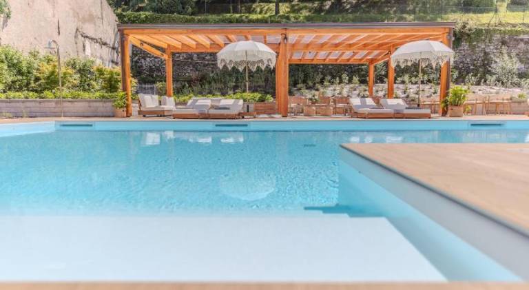 Rental apartment with yard, pool & patio — photo 3