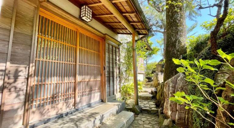 House with 2 rooms for 6 persons in Atami