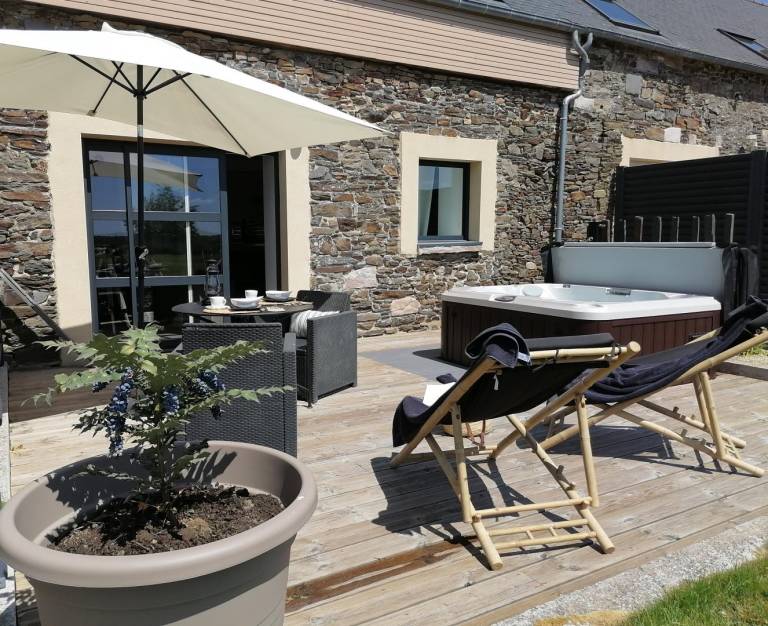 Gite with terrace & yard — photo 2
