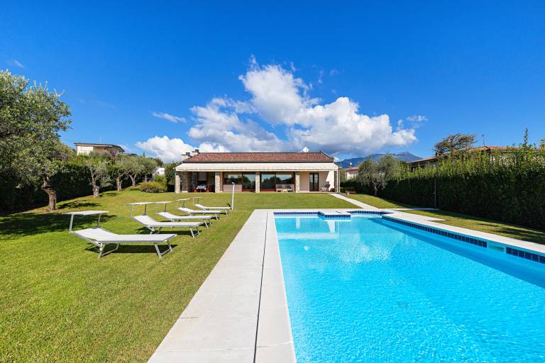 Villa with BBQ, patio & garden — photo 2