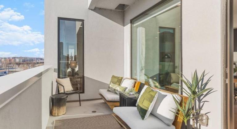 Apartment with patio — photo 5