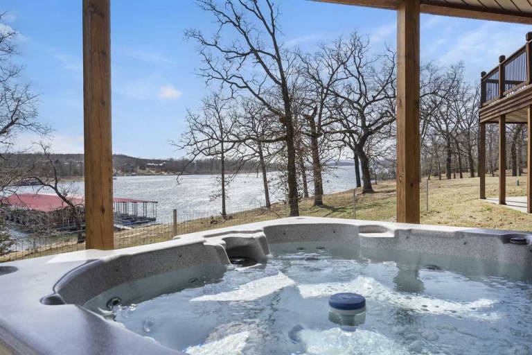 Fully equipped charming vacation home with pool & barbeque | Pets are welcome in Branson, MO