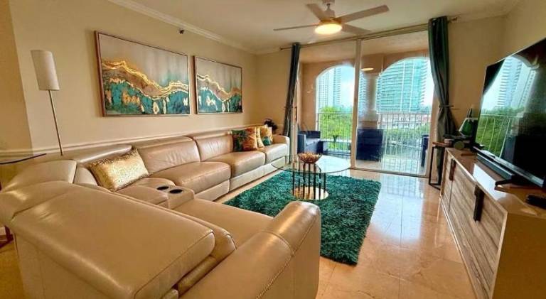 Rental apartment with pool & jacuzzi in Sunny Isles Beach, FL