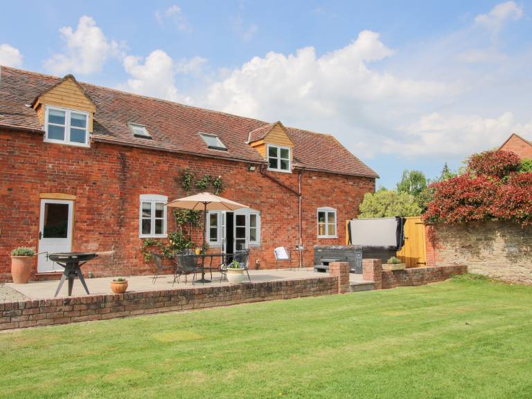 Family-friendly wonderful cottage with garden, grill & jacuzzi | Pets are welcome — photo 2