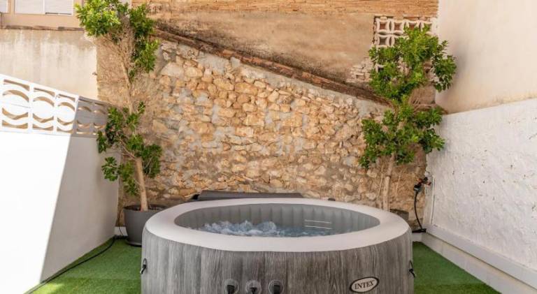 Rental apartment with jacuzzi — photo 3