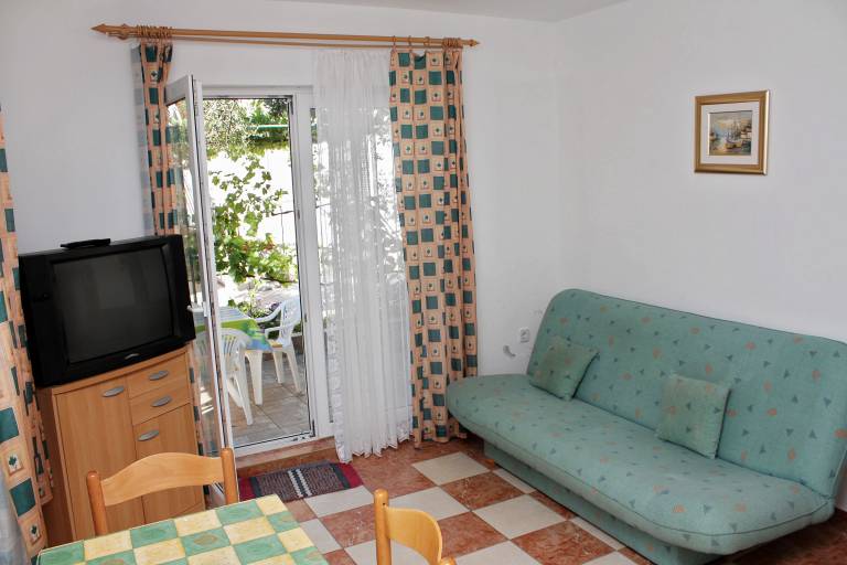 Holiday apartment with patio, yard & BBQ — photo 2