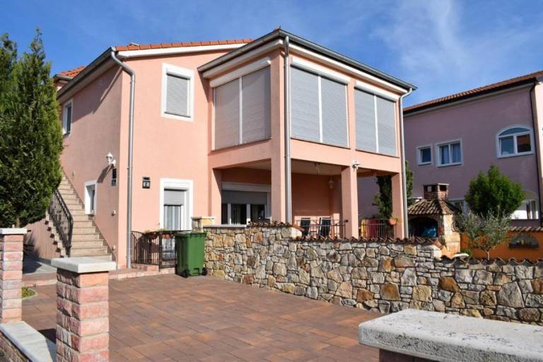 Lovely rental apartment with patio & yard | Dogs allowed — photo 2
