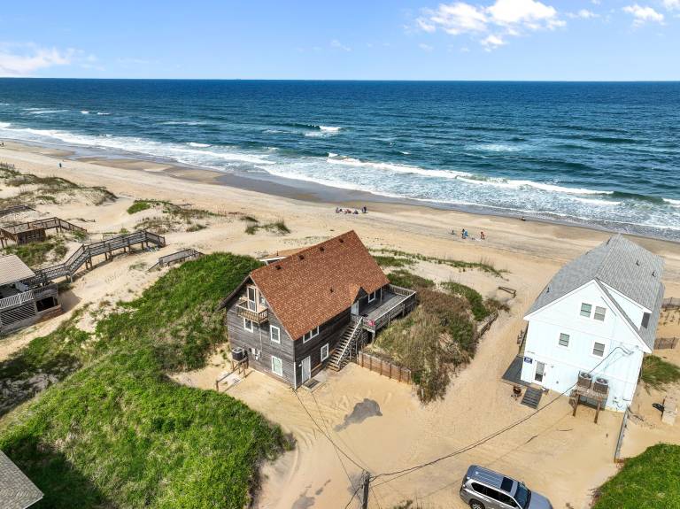 Directly on the beach with wonderful views of the ocean. — photo 5