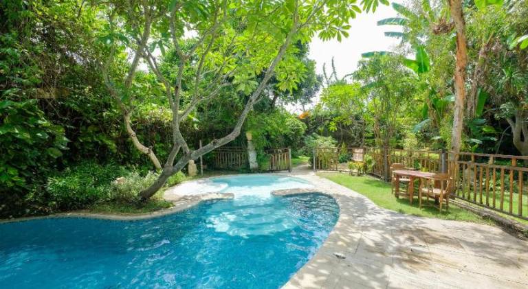 Villa with pool — photo 4