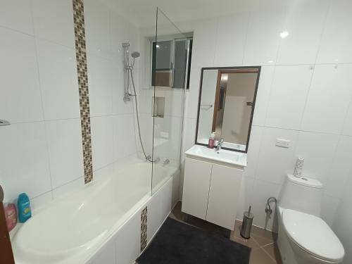 Spacious Queen Room in Large Two Story Home GB