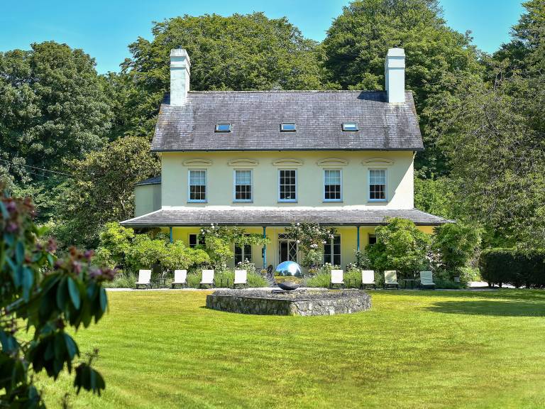Cottage with yard | River view in Pwllheli
