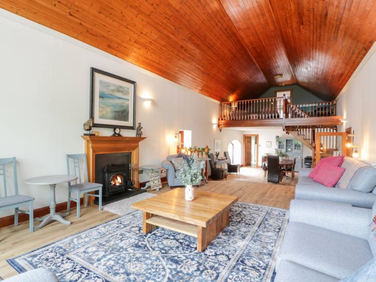 Child-friendly beautiful cottage with hot tub & yard | Pets allowed — photo 4