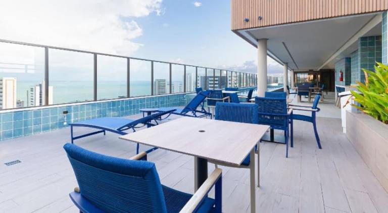 Apartment with pool, yard & grill — photo 4