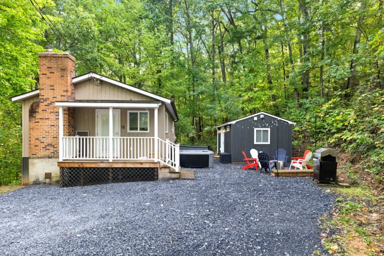 Family-oriented beautiful house with barbeque & hot tub | Pet-friendly in Shenandoah, MD