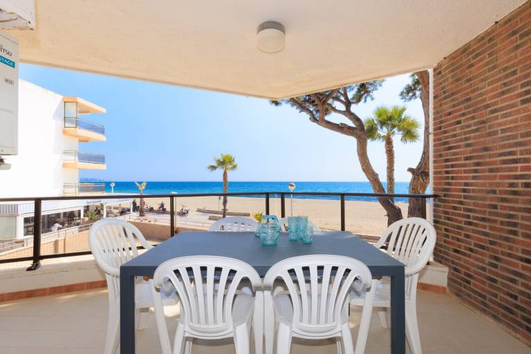 Apartment with yard & patio | Beach nearby | Dogs allowed — photo 3