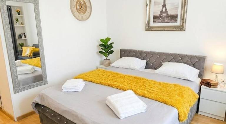 Fully equipped nice rental apartment with patio | Near Castle Hill | Pets are welcome in Nice