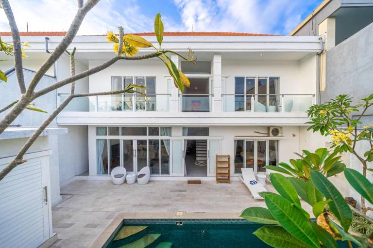 Villa with private pool, garden & patio — photo 4