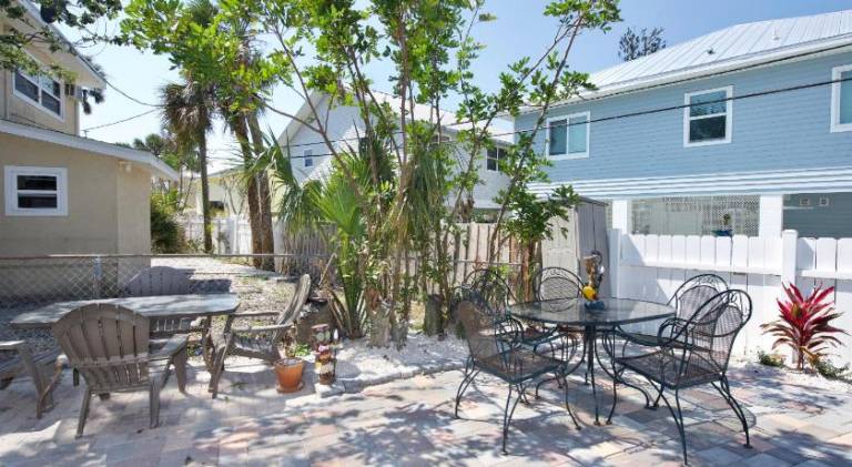 Vacation home with pool — photo 5