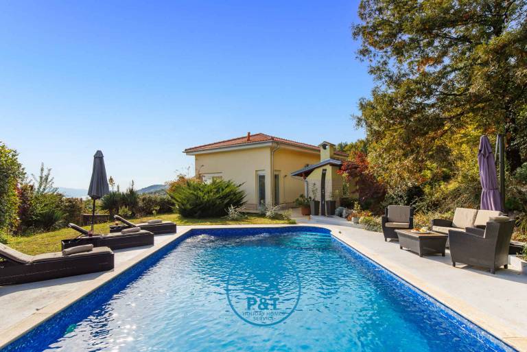 House with garden, terrace & private pool in Lovran