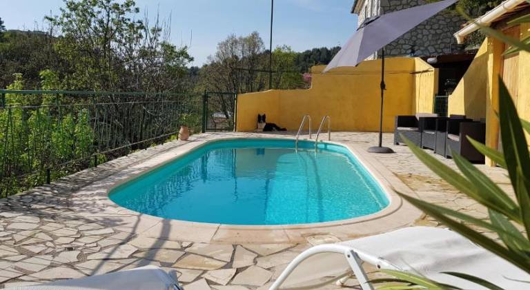 Holiday apartment with private pool, barbecue & patio — photo 4