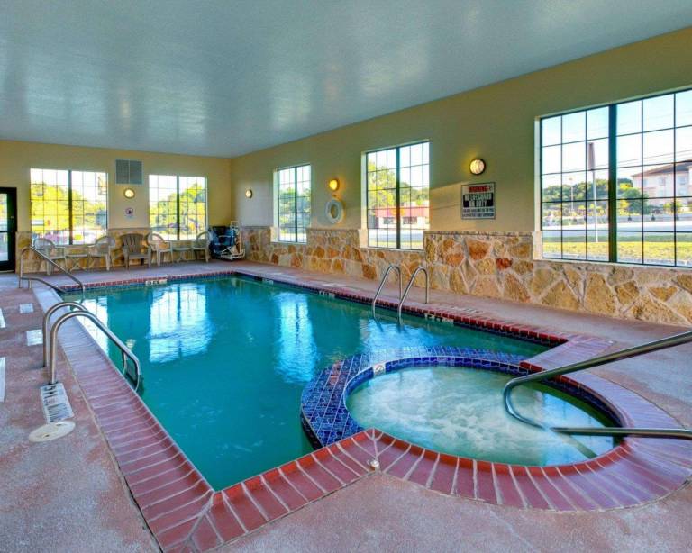 Quality Inn & Suites Glen Rose — photo 3