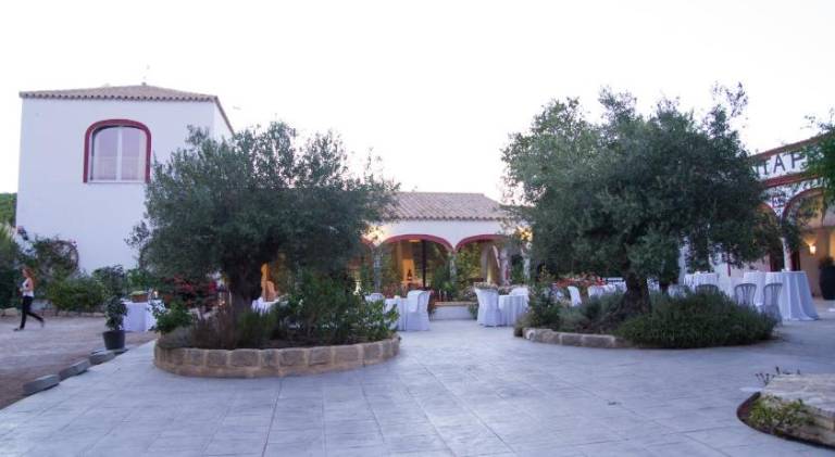 House with BBQ, private pool & patio — photo 3