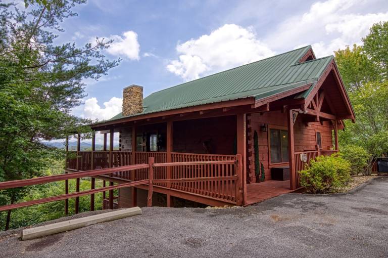Cabin with private pool — photo 2