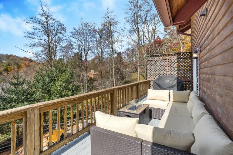 Child-friendly charming cabin with barbecue & hot tub | Mountain view | Pets allowed — photo 2