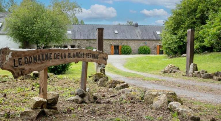 Vacation home with terrace, pool & grill | Pet-friendly in Morlaix