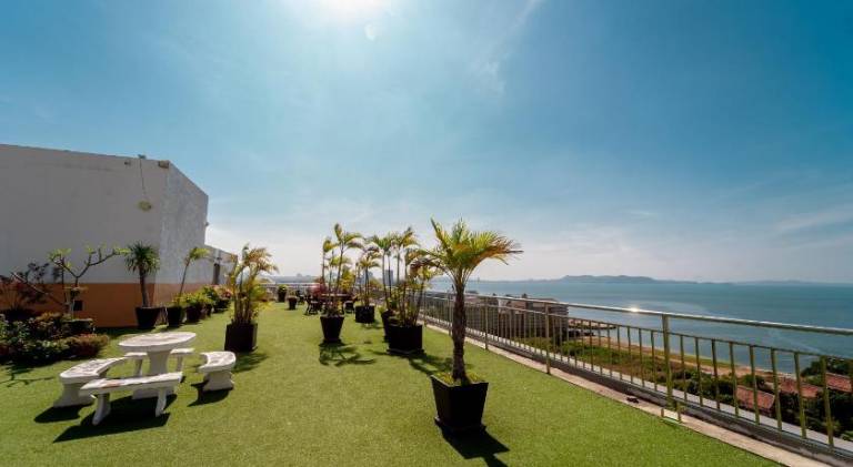 Large 2BR 2BA Condo by the Beach — photo 5