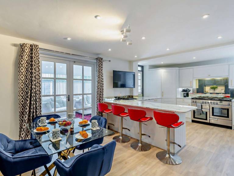Fully equipped apartment with barbecue, hot tub & yard | Pets allowed — photo 3