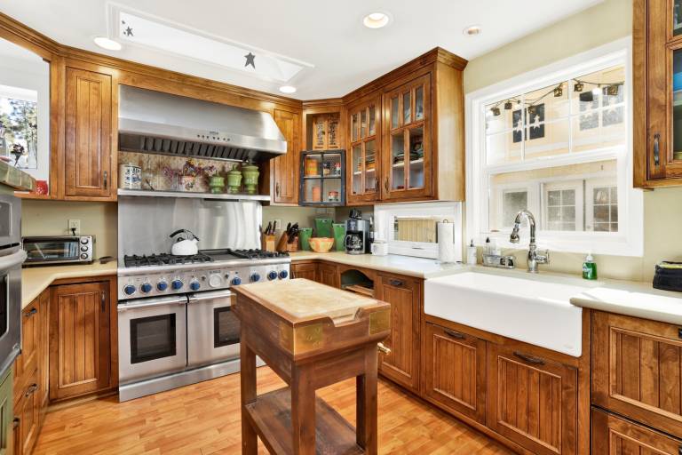 Family-Friendly Hilltop Retreat Pet-Friendly Yard, Gardens, Gazebo, Chef's Kitchen Hot Tub — photo 5