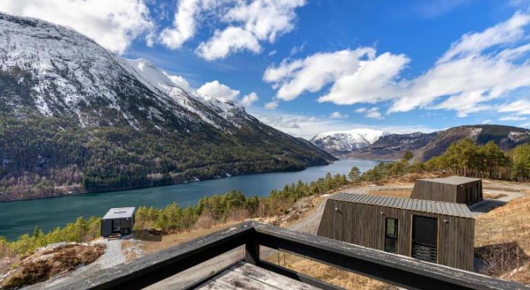Pleasant vacation home with terrace & garden | Next to the beach | Dogs allowed in Sogndal